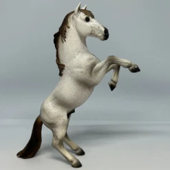 Schleich 13621 - Grijze Mustang Hengst Steigerend
