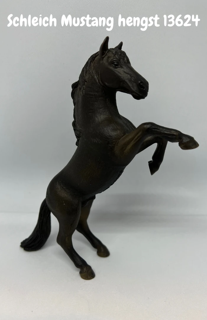 Schleich 13624 - Zwarte Mustang Hengst Steigerend